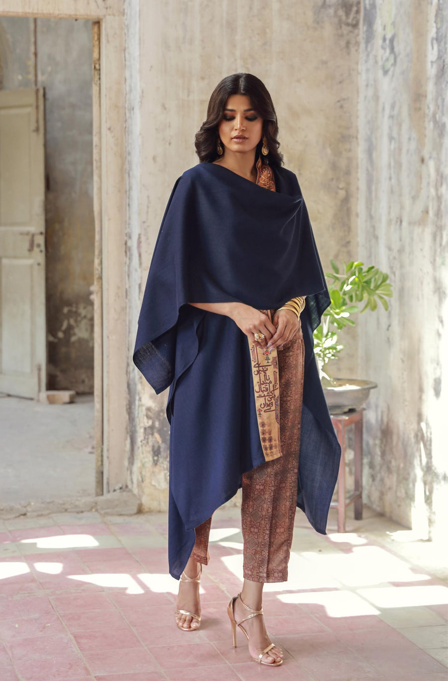 Dasht Cape - Blue & Gold