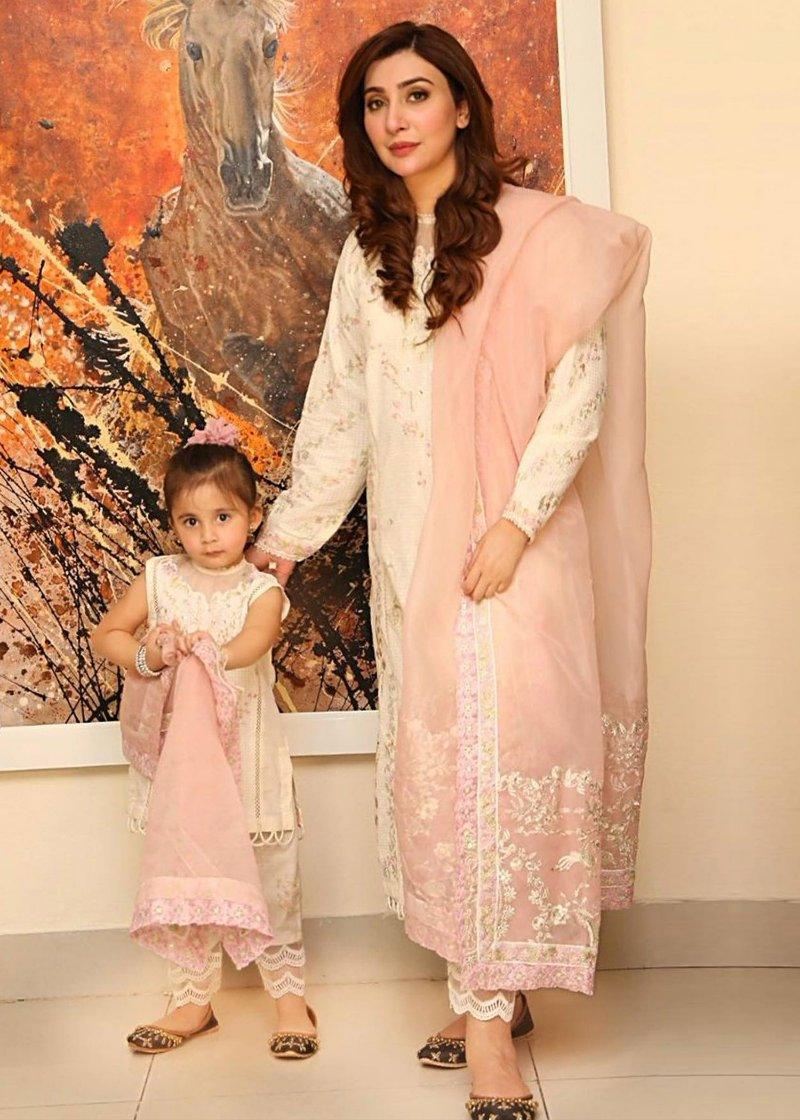 Black Shimmer - Ayesha Khan